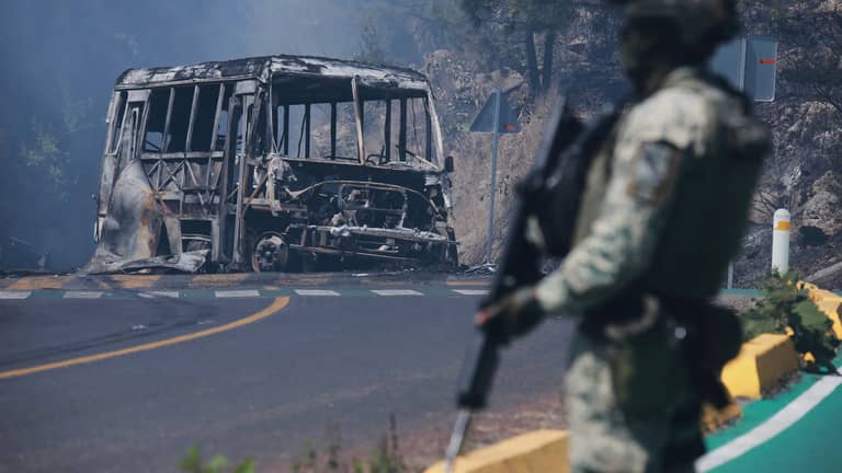 فاتورة مقتل "إل مينشو".. 74 قتيلا ونيران "الكارتل" تحرق المكسيك