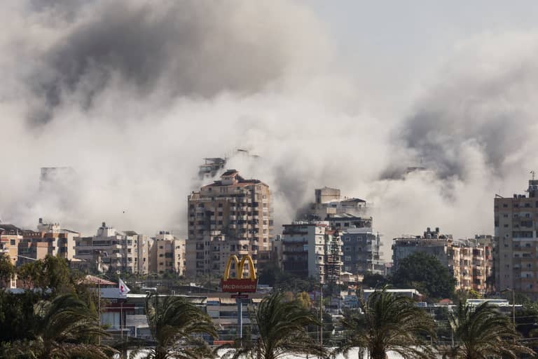 مدينة صور تحت النار.. مسؤول إغاثي لبلينكس: الوضع سيئ جدا