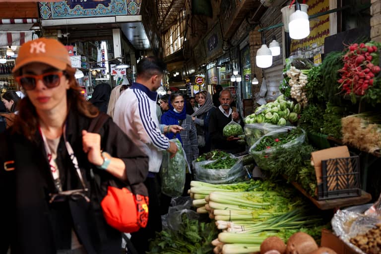 "لا راتب يكفي ولا حلم يكتمل".. وجه آخر للحرب على إيران
