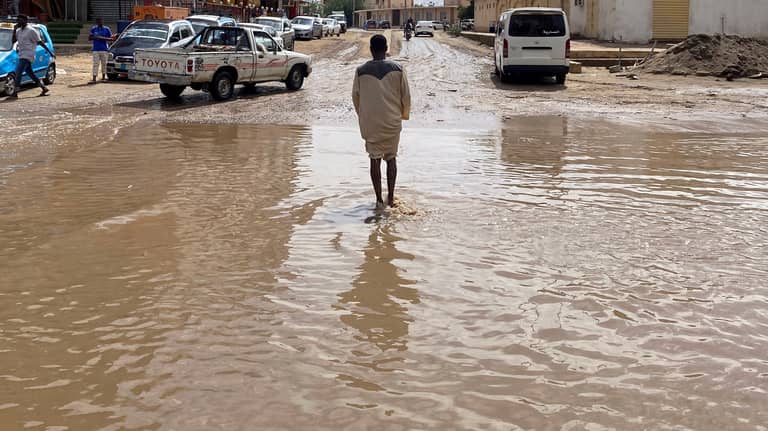 في غياب الدولة.. "أولاد غمر" تقبض على أموال السودانيين
