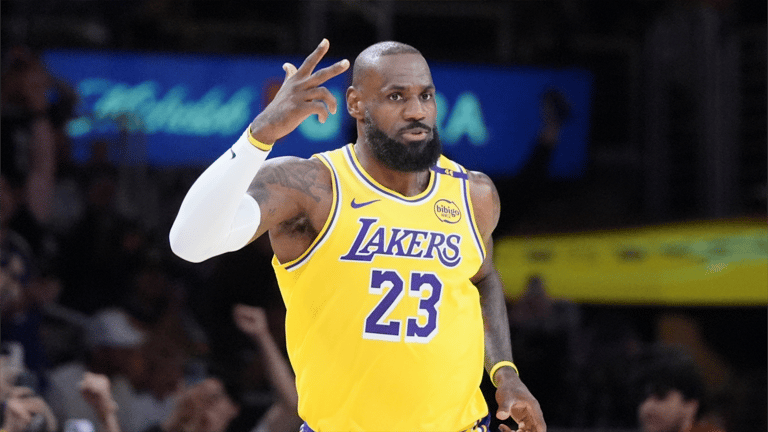ليبرون جيمس.. ملك NBA يؤمّن عرشه