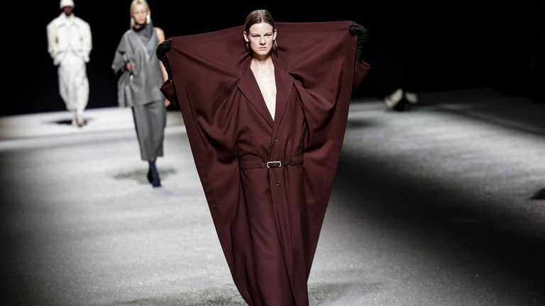 غبار لامع وتصاميم "لم تكتمل".. إرث إيسي مياكي يتجدد في باريس