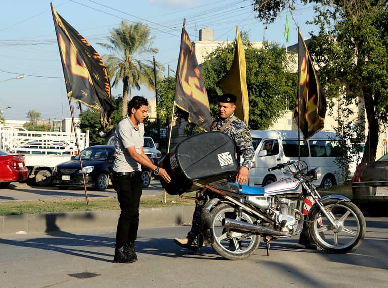 الدليفري في العراق.. رحلة مخاطرة على دراجة تلاحقها الشرطة