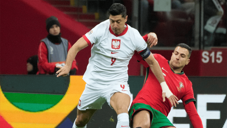 عاصفة ليفاندوفسكي تطرد مدرب منتخب بولندا