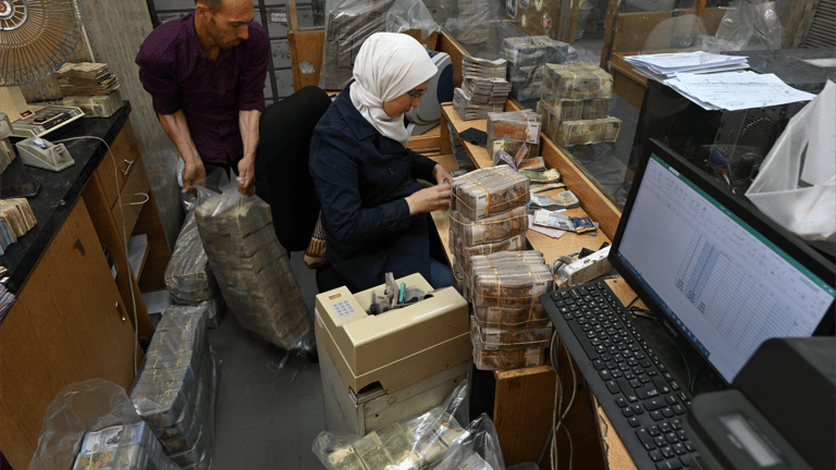 بين الأمل والاستثمار.. ما الذي تعنيه عودة "سويفت" للسوريين؟