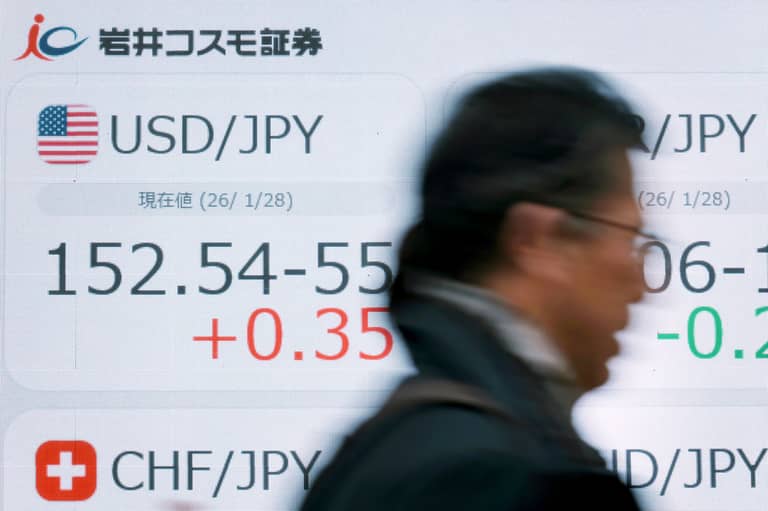 ذعر AI يرفع الدولار.. ويكسر شهية الأسواق للذهب والفضة وبتكوين