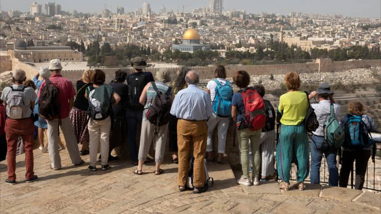 "الكنيسة الفرنسية ليست الوحيدة".. كم دولة لها أملاك بالقدس؟