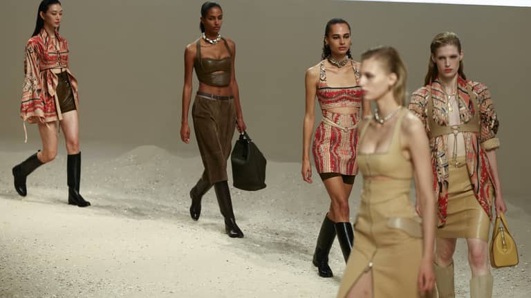 جلود وألوان جريئة تجمع إيرميس وبالنسياغا وإيلي صعب في باريس