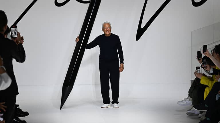 ميلانو تُلقي النظرة الأخيرة على "الملك أرماني"