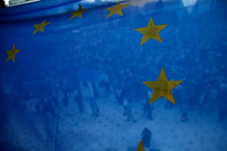 أوروبيون يتخلون عن احتياجاتهم اليومية.. والفقر يهدد فرنسا