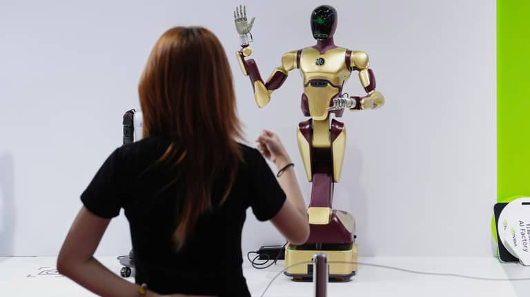 اليونان تلجأ إلى الذكاء الاصطناعي لتعويض غياب المدرسين