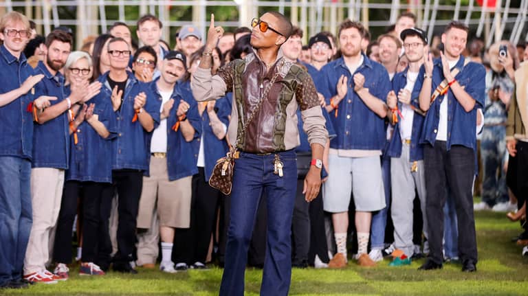 Louis Vuitton تفتتح أسبوع باريس للموضة