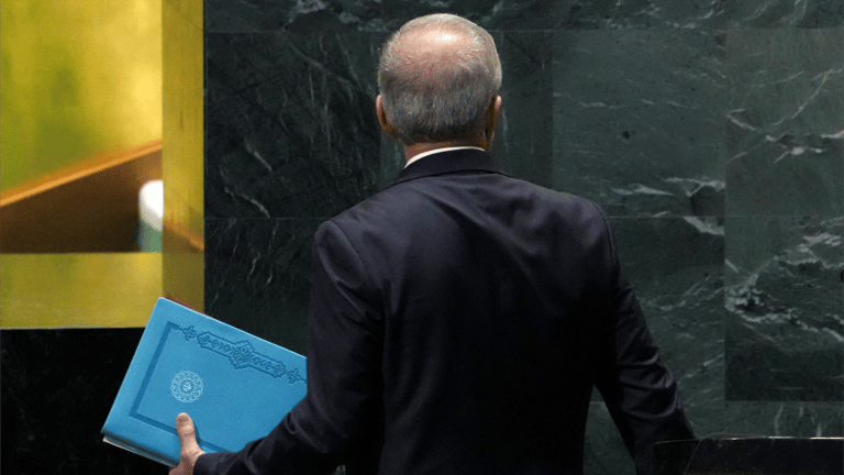 اللحظة الحاسمة للنووي الإيراني.. العقوبات أو "الصفقة المستحيلة"؟