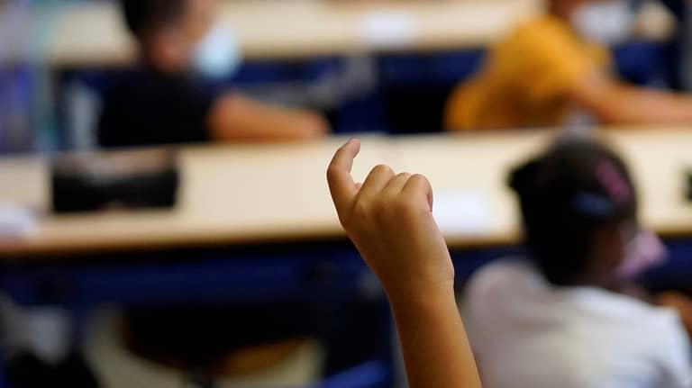 تلميذة من دبي تسبق الجميع وتنال البكالوريا في سن التاسعة