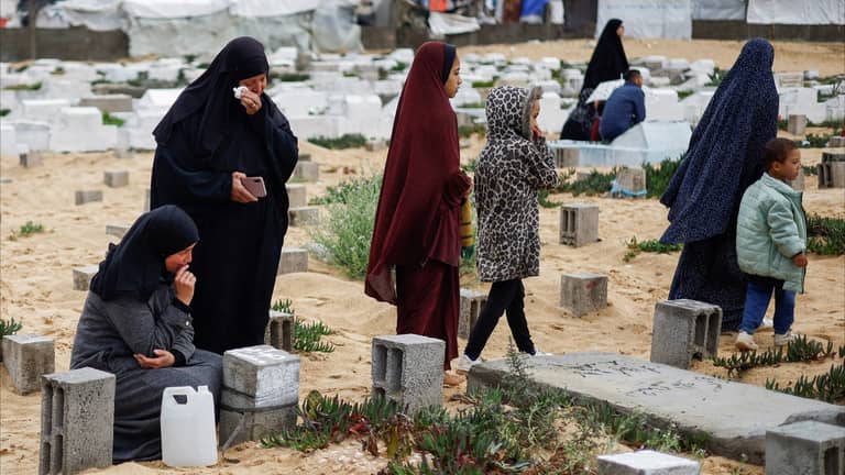 عشرات الغارات الإسرائيلية على غزة في العيد