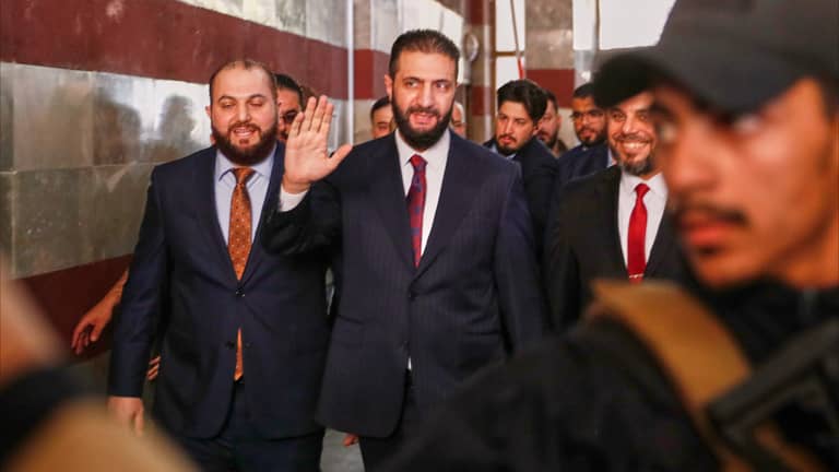 المفاتيح في إدلب والشقيق بدمشق.. كيف يعلن الشرع حربه على الفساد؟