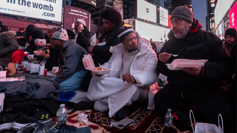 "لنشر الخير".. مسلمون بأميركا يشاركون موائد رمضان مع مشردين