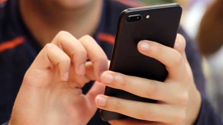 طفلك مع الهاتف؟.. دراسة ترجّح إصابته بالسمنة والاكتئاب مستقبلا