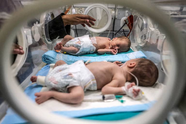 حاضنات لا تكفي.. مواليد غزة يتقاسمون فرصة النجاة