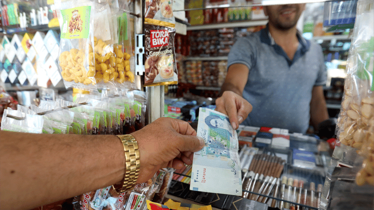 كيف أطاحت العقوبات بـ"أصفار" العملة الإيرانية؟