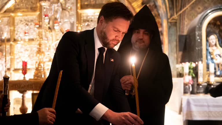 نائب ترامب يكشف أسرار تحوّله إلى الدين الجديد في كتاب