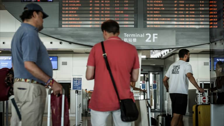لإهانة مواطنيها بالمطارات.. الجزائر تستدعي سفير فرنسا