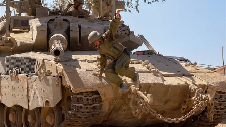 إسرائيل تفكر في إضعاف السلطة.. وتقويتها