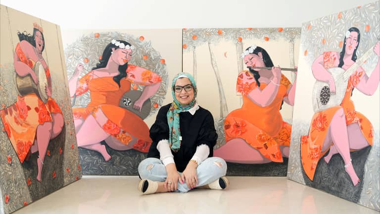 "اختلاف الشكل" ألهمها.. فنانة ترسم المرأة الـ"Curvy"