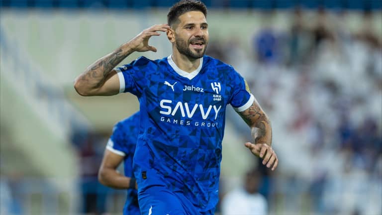 الهلال السعودي يبدأ مشوار اللقب ببصمة صربية