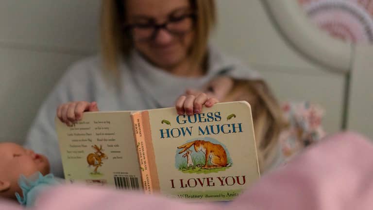 10 دقائق فقط.. كيف تربّي طفلا عبقريا بـ"القراءة الجهرية" يوميا؟