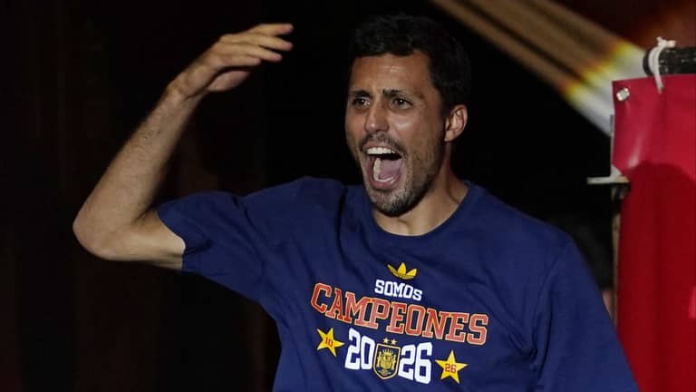 برشلونة يخطف "رجل إسبانيا" من ريال مدريد