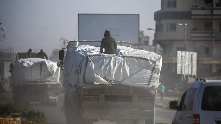 غطاء إسرائيلي ينهب مساعدات غزة بـ"كلاشينكوف و4 آلاف دولار"