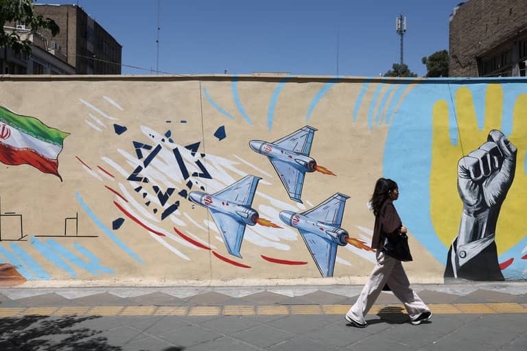إيران تلاحق "أنشطة شيطانية" في مقهى؟