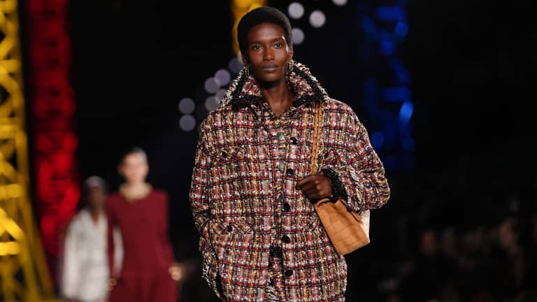 فساتين "تزحف وتطير".. كيف أعاد بلازي رسم مستقبل "شانيل"؟