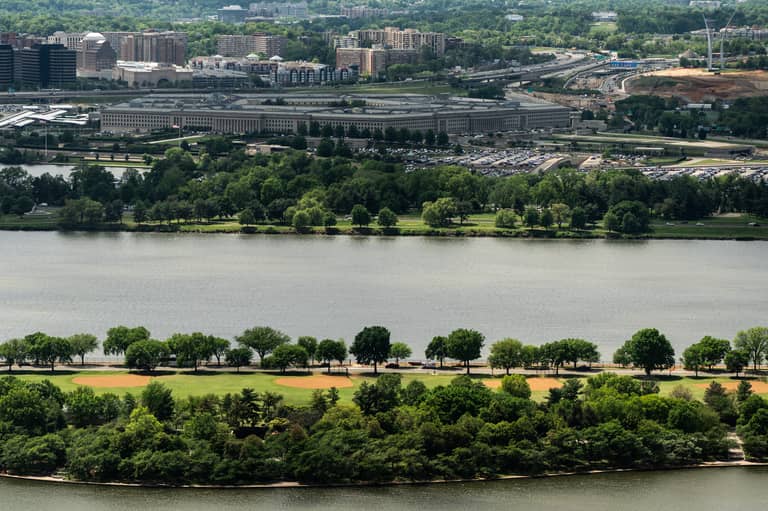 إقالة بلا تفسير.. أسرار مغادرة وزير البحرية الأميركي