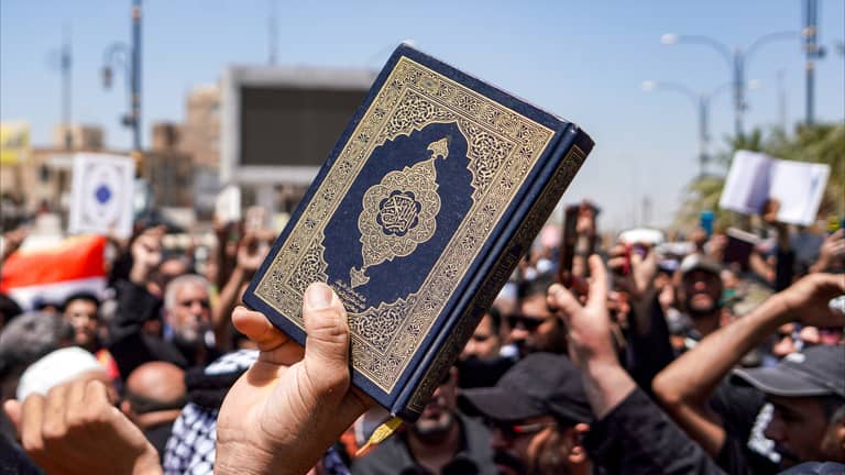 السويد تطرد عراقيا أحرق نسخة من المصحف