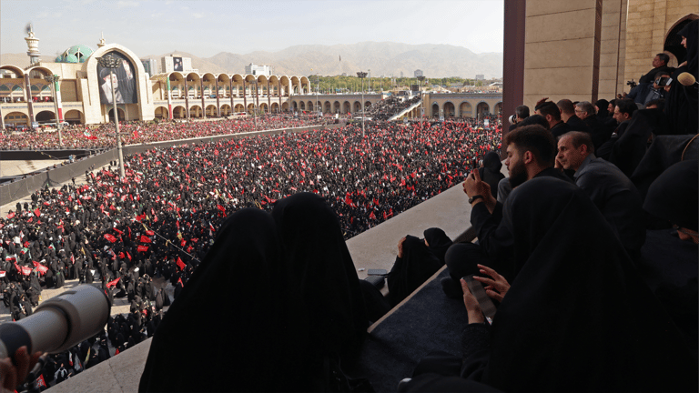 بدء التشييع الرسمي لخامنئي.. هل يظهر مجتبى؟