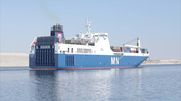 حركة الملاحة طبيعية في قناة السويس بعد "حادث اصطدام"