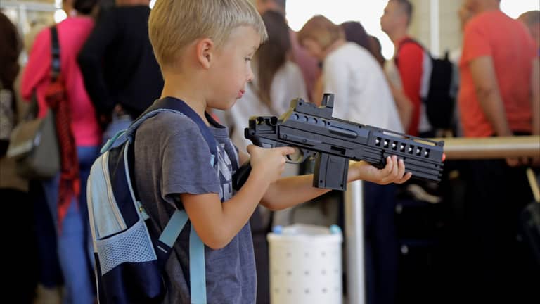 من لعبة إلى جريمة.. رحلة مراهق أميركي إلى بندقية AR-15