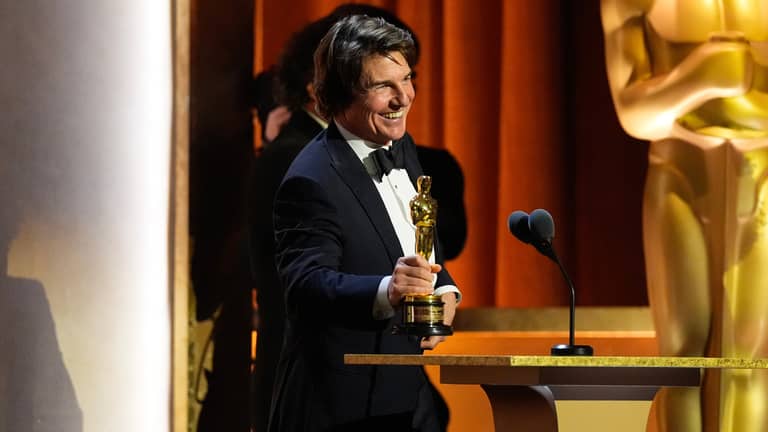 توم كروز يحمل الأوسكار أخيرا بعد 40 عاما من الأفلام