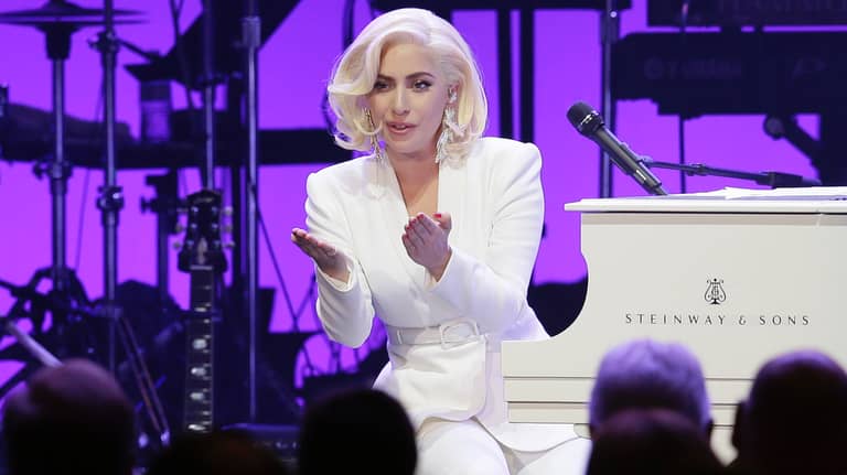 ليدي غاغا "مجانا" على شواطئ كوباكابانا