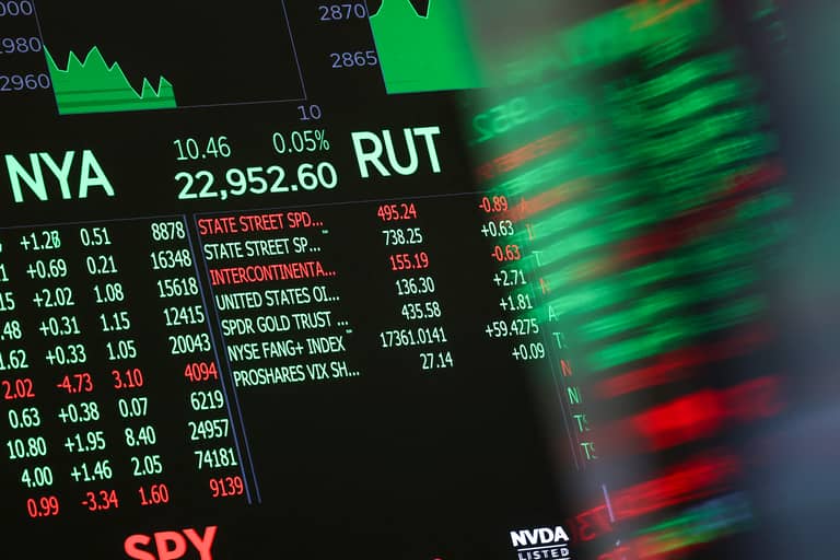 بعد قمة ترامب وشي.. النفط والدولار يربحان والذهب يخسر
