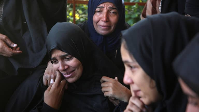 مقتل 12 فلسطينيا في غارة على غزة.. وروبوت ينفجر بمستشفى