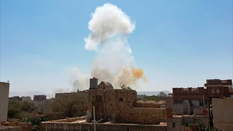 سيارة مفخخة تقتل 12 من قوات الأمن باليمن
