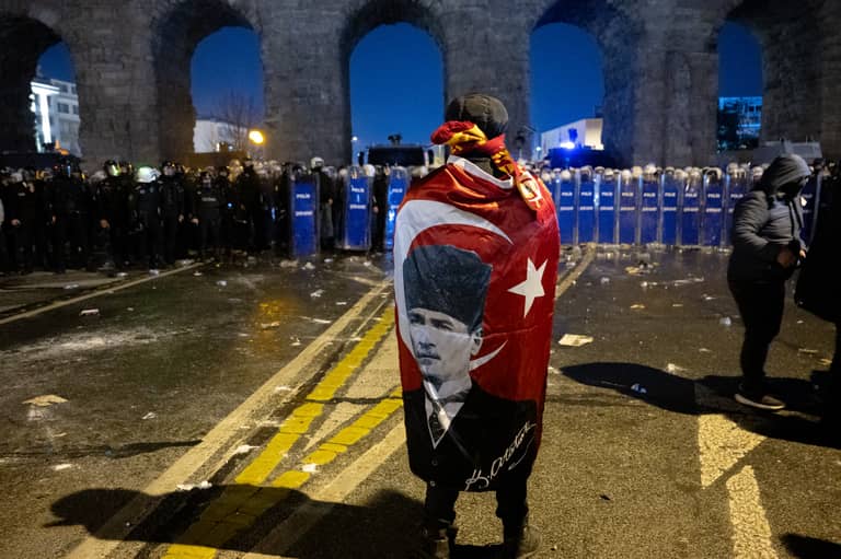 رئيس بلدية إسطنبول ينفي تهم الإرهاب الموجهة إليه