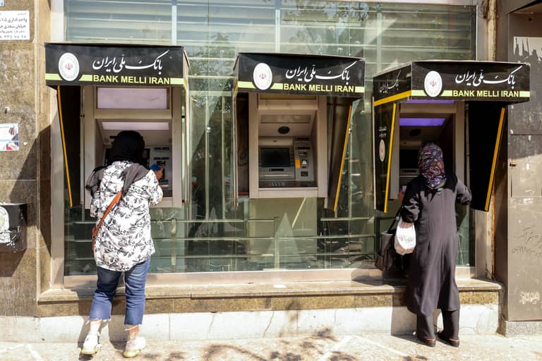 الاتحاد الأوروبي يعيد فرض عقوباته على إيران