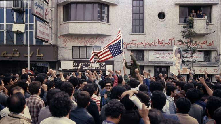 ٧٠ عاما من العلاقات المتقلبة.. أميركا وإيران بين التعاون والطلاق