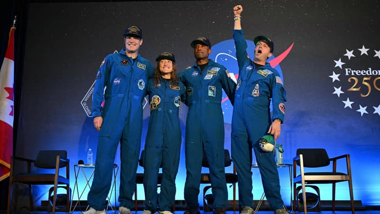 "ما زلنا نطفو".. اعترافات صادمة لرواد "أرتيميس" بعد عودتهم للأرض