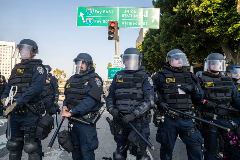 لوس أنجلوس تعلن حظر التجمعات