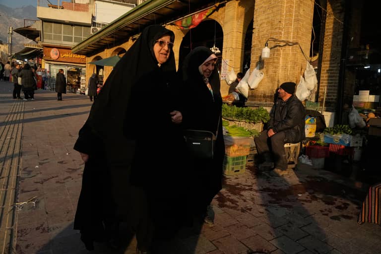 المصيدة في المستشفى.. حملة إيران تلاحق الجرحى والأطباء